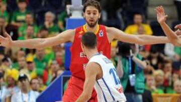 <b>UN GIGANTE. </b>Nando de Colo se topa con Pau Gasol, un fenómeno de 2,16 que ha guiado a la Selección española hasta los cuartos de final como primera de grupo.