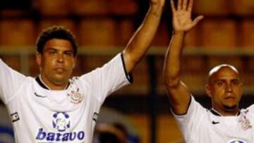 <b>COMPAÑEROS. </b>Ronaldo y Roberto Carlos, juntos tras tres años, saludan al público antes del partido.