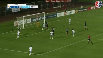 Marcan este golazo jugando al 'que no caiga' en el área