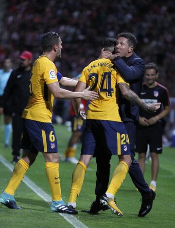 Giménez celebra el 2-2 con Simeone. 
