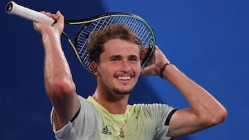 El tenista alemán Alexander Zverev celebra su victoria ante Karen Khachanov en la final del torneo de tenis de los Juegos Olímpicos de Tokio 2020.