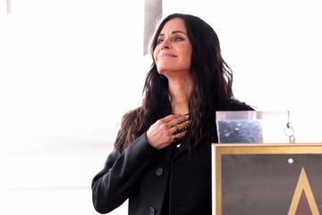 La actriz Courteney Cox asiste a la ceremonia de inauguración de su estrella en el Paseo de la Fama de Hollywood en Los Ángeles. 