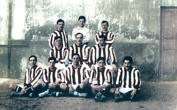 La típica camiseta de rayas blancas y rojas que tiene el Atlético se debe a que, en sus inicios, en el primer lustro del siglo XX, el equipo era una filial en Madrid del Athletic Club de Bilbao, escuadra que a su vez retomó los colores del Southampton inglés.