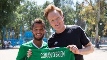 Imperdible: 'Gio' Dos Santos jugando fútbol con Conan O'Brien