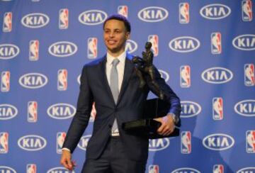04/05/15 Stephen Curry con el trofeo de jugador más valioso de la temporada 14/15