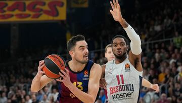 Tomas Satoransky juega un balón ante Trent Forrest, durante el partido de la Euroliga de este viernes.