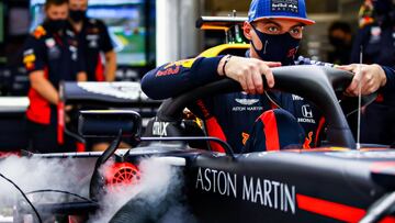 Max Verstappen se mete en el Red Bull durante el GP de Bélgica 2020 en Spa.