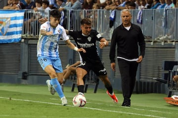 Antoñito Cordero y Nico Fernández disputan un balón ante la mirada de Sergio Pellicer.