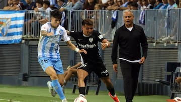 Antoñito Cordero y Nico Fernández disputan un balón ante la mirada de Sergio Pellicer.