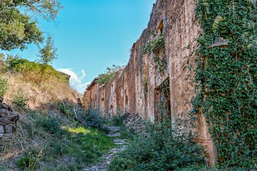 Situado en la provincia de Zaragoza, completa junto a Escó y Tiermas el "trío de pueblos del silencio" a orillas del embalse de Yesa. Es, probablemente, el que mejor ha resistido el paso del tiempo gracias a su ubicación estratégica en el Camino de Santiago Aragonés.