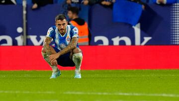 Cornellá de Llobregat (Barcelona), 09/11/2022.- El delantero del Espanyol, Joselu, a la finalización del encuentro correspondiente a la jornada catorce de primera división que han disputado hoy miércoles frente al Villarreal en el RCDE Stadium, en Cornellá de Llobregat. EFE / Enric Fontcuberta.
