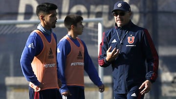 Futbol, Entrenamiento Universidad de Chile. El entrenador de Universidad de Chile Alfredo Arias dirige el entrenamiento en el CDA. Santiago, Chile. 30/07/2019 Marcelo Hernandez/Photosport Football, Training session of Universidad de Chile. Universidad de Chile head coach Alfredo Arias gives intructions to his players during a training session at CDA. Santiago, Chile. 30/07/2019 Marcelo Hernandez/Photosport