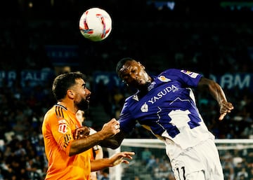 Duelo aéreo de Dani Carvajal y Sheraldo Becker.