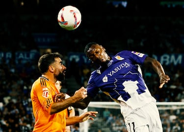 Duelo aéreo de Dani Carvajal y Sheraldo Becker.