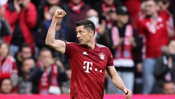 Robert Lewandowski celebrates after scoring against Borussia Dortmund at Allianz Arena on April 23, 2022.