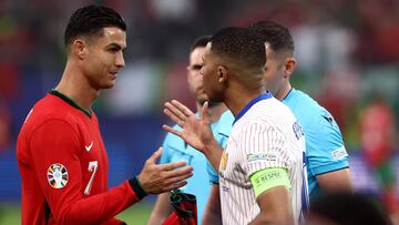Portugal's forward #07 Cristiano Ronaldo (L) shakes hands with France's forward #10 Kylian Mbappe prior to the  UEFA Euro 2024 quarter-final football match between Portugal and France at the Volksparkstadion in Hamburg on July 5, 2024. (Photo by FRANCK FIFE / AFP)