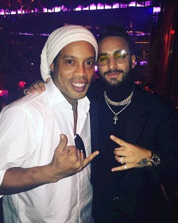 Ronaldinho fue uno de los invitados a los Grammy Latinos y estuvo compartiendo junto con su amigo Maluma.