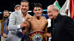 Fernando Beltr&aacute;n, Emanuel Navarrete y Bob Arum.