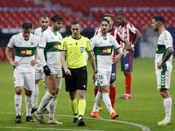 Los jugadores del Elche protestando al árbitro Estrada Fernández por el penalti en contra 