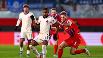 Heidenheim (Germany), 27/11/2024.- Christopher Nkunku of Chelsea (L) in action against Tim Siersleben of Heidenheim (R) during the UEFA Europa Conference League match between FC Heidenheim and FC Chelsea in Heidenheim, Germany, 28 November 2024. (Alemania) EFE/EPA/ANNA SZILAGYI