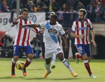 El delantero portugués del Deportivo de La Coruña, Iván Cavaleiro, disputa la pelota con los jugadores del Atlético de Madrid Koke Resurrección  y Juanfran, durante el partido de la decimotercera jornada de Liga de Primera División disputado en el estadio Vicente Calderón de Madrid.