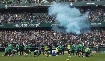 Miles de personas llenaron las gradas del estadio Benito Villamarín en el último entrenamiento de los béticos antes del derbi sevillano de Liga.