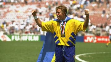 El futbolista sueco fue figura en el Mundial de Estados Unidos en 1994, donde su selección consiguió el tercer lugar con tres goles suyos. También formó parte de la plantilla que jugó en Italia 90 y anotó en una oportunidad. 