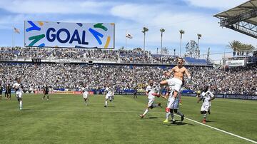 Zlatan Ibrahimovic celebra el cuarto gol del Galaxy con el que le dieron la vuelta al marcador en el StubHub Center.