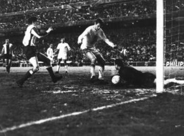 En 1962 fue fichado por el Real Madrid, donde jugaría doce temporadas, hasta 1974.