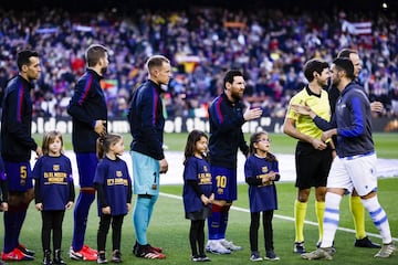 Los equipos se saludan antes del inicio del encuentro. 