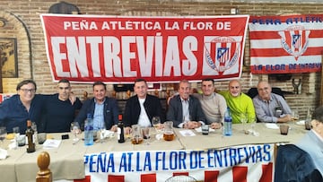 Pedraza (izquierda) y Adelardo (derecha) con Luis Fernando Borreguero en el centro, presidente de la peña atlética La Flor de Entrevías de Madrid.