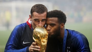 Lemar y Griezmann, grandes amigos y compañeros en la selección, y ahora también en el Atlético de Madrid, besan la Copa del Mundo que ganó Francia el 15 de julio de 2018.