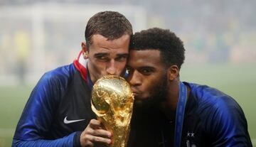 Lemar y Griezmann, grandes amigos y compañeros en la selección, y ahora también en el Atlético de Madrid, besan la Copa del Mundo que ganó Francia el 15 de julio de 2018.