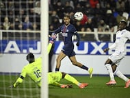 Paris Saint-Germain's French forward #29 Bradley Barcola eyes the ball during the French L1 football match between AJ Auxerre and Paris Saint-Germain (PSG) at Stade de l'Abbe-Deschamps in Auxerre on January 23, 2026. (Photo by JULIEN DE ROSA / AFP)