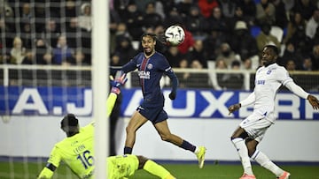 Paris Saint-Germain's French forward #29 Bradley Barcola eyes the ball during the French L1 football match between AJ Auxerre and Paris Saint-Germain (PSG) at Stade de l'Abbe-Deschamps in Auxerre on January 23, 2026. (Photo by JULIEN DE ROSA / AFP)