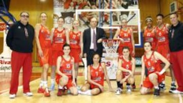 FOTO DE FAMILIA. Hernández, Ajanovic, Mata, Grande, Rodríguez, Cabeza, Blanes, Vujovic, Ocete, Salvadores, Comfort, Weaver y Martínez.