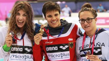 Judit Ignacio posa con Franziska Hentke y Liliana Szilagyi tras ganar la medalla de bronce en los 200 metros mariposa en los Europeos de Londres.