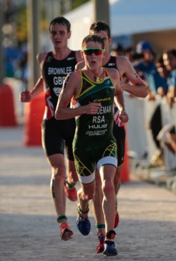 El sudafricano Henri Schoeman seguido por los hermanos Brownlee.