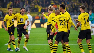 ulian Brandt celebra un gol con el resto de jugadores del Borussia Dortmund.