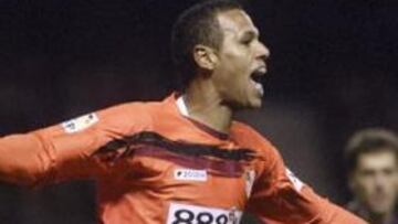 <b>LETAL.</b> Luis Fabiano, que celebra su primer tanto, dio sobradas muestras de su instinto de gol.