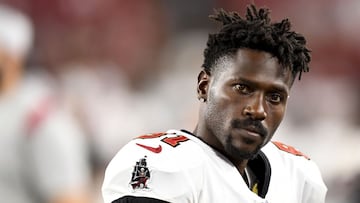 Antonio Brown ha estado fuera desde la Semana 6 por una lesi&oacute;n en el tobillo y ahora ha sido suspendido tres partidos por violar los protocolos de salud.