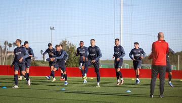 MIGUEL ?NGEL RAM?REZ OBSERVA A LOS JUGADORES DEL SPORTING DURANTE EL ?LTIMO ENTRENAMIENTO PREVIO AL DEBUT COPERO EN GUIJUELO.
