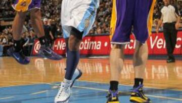Pau defendiendo a Carmelo cuando este jugaba con Denver.