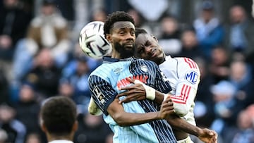 Le Havre's forward #45 Issa Soumare (L) heads the ball against Lyon's defender #19 Moussa Niakhate (R) during the French L1 football match between Le Havre AC and Olympique Lyonnais at the Stade Oceane in Le Havre, northwestern France, on March 15, 2026. (Photo by LOU BENOIST / AFP)