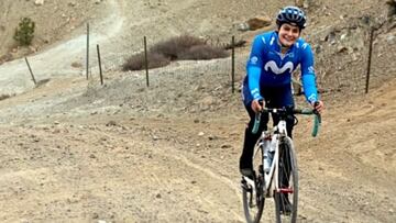 Leah Thomas, durante un entrenamiento con el maillot del Movistar.