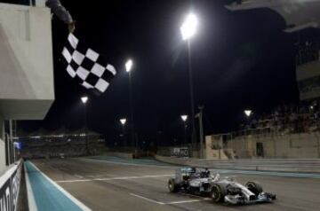 El piloto británico de Mercedes-AMG Lewis Hamilton gana el GP de Abu Dhabi en el circuito de Yas Marina y se proclama por segunda vez  campeón del mundo de Fórmula Uno.