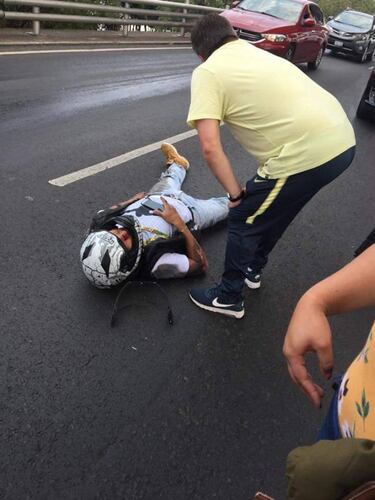 Miguel Herrera auxilia a motociclista tras accidente