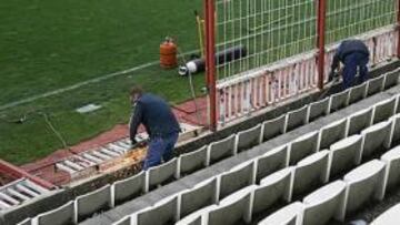 <b>MANOS A LA OBRA. </b>Los operarios proceden a cortar y retirar las vallas del estadio de Vallecas.