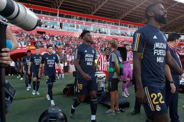 Los jugadores del Real Madrid saltaron al terreno de juego del Power House Stadium con una camiseta en apoyo a Militao.