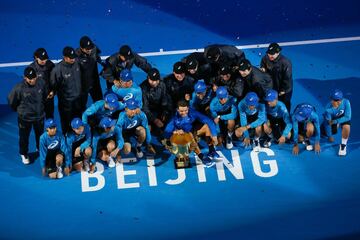 Rafa Nadal posa con el trofeo junto a los recogepelotas y jueces de la final.